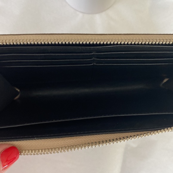 Marc Jacobs Tan Wallet - Picture 5 of 9